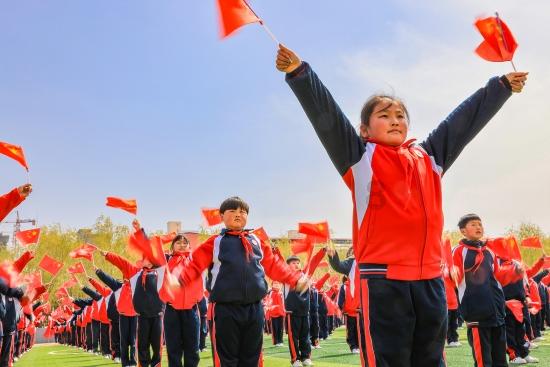 “三江源·沁源行动”公益广告亮相城市商圈